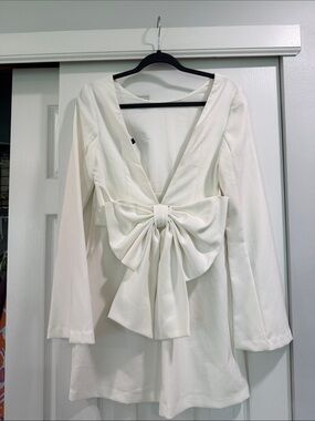 Lulus White Long-Sleeve Women’s short Dress with open back and Bow | size M